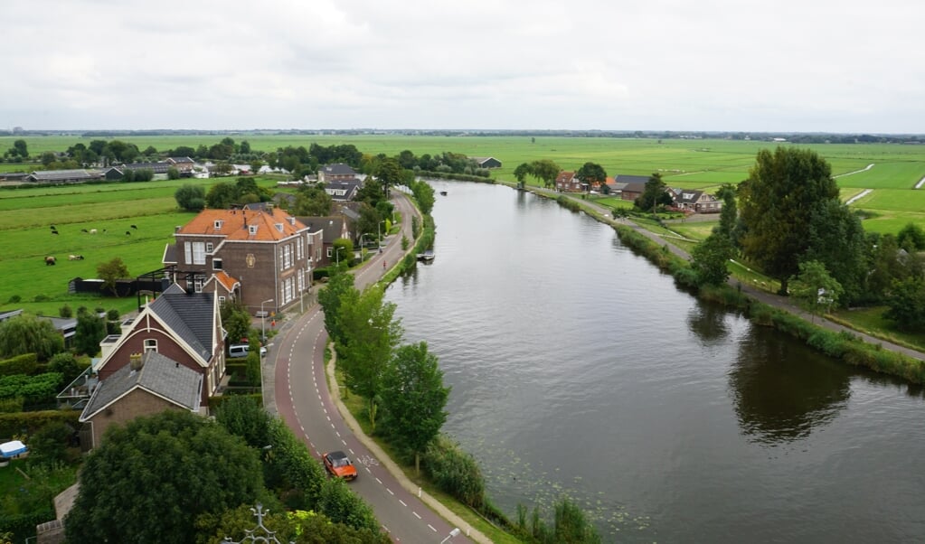 Uitzicht vanaf de Sint Urbanus in Nes over de Amstel en De Ronde Hoep. 