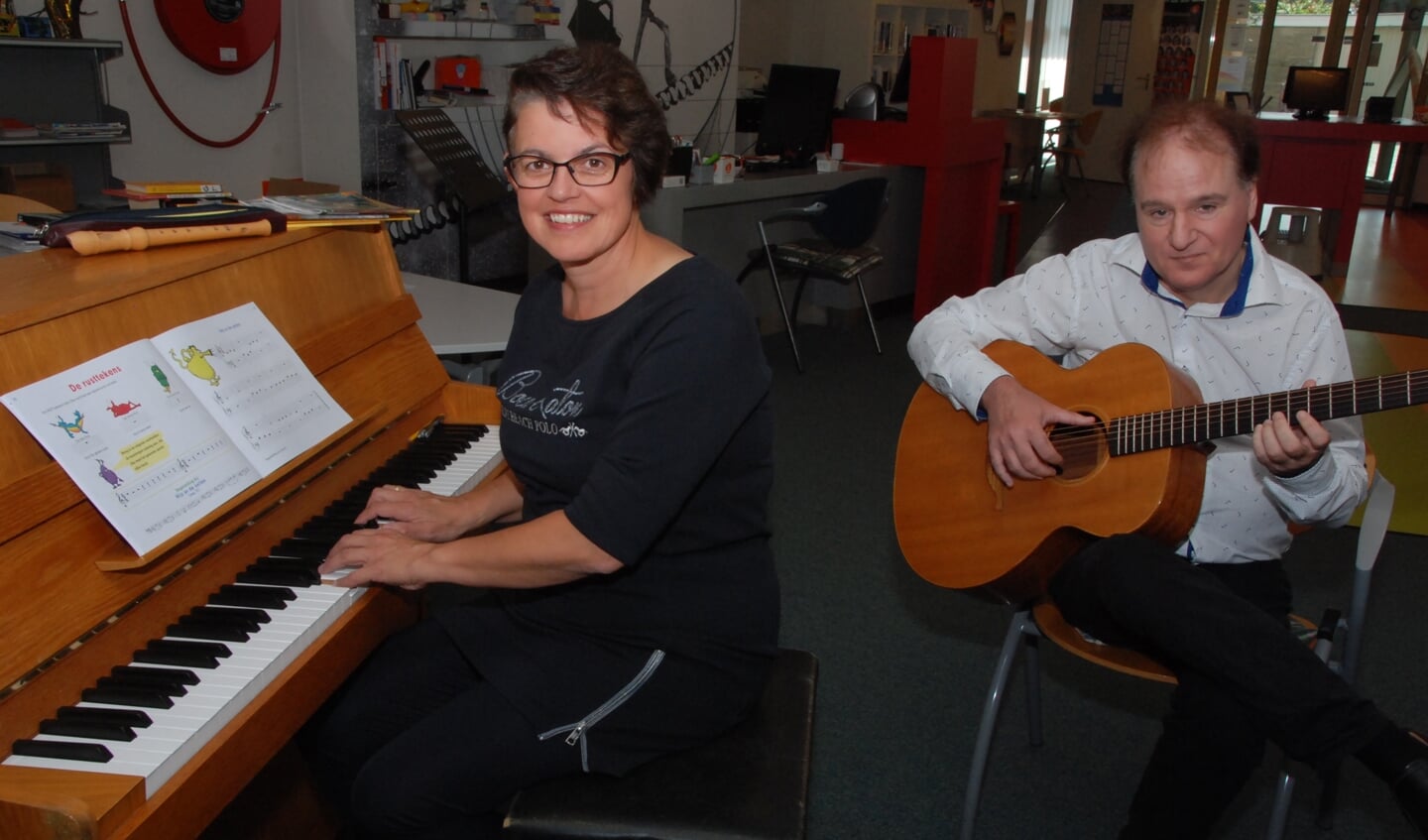 Jeannette van 't Veld en Marno Wieken, op piano en gitaar.
