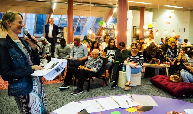 Wethouder Jana Smith leest het verhaal voor. Ook als de prijsjes op zijn, wordt er nog fanatiek geluisterd en gestreept.