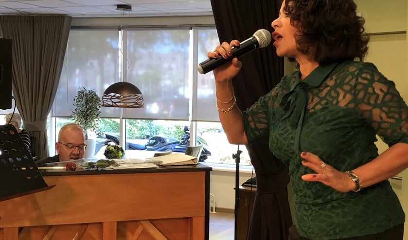 Viviane Dumollard door naar de halve finale Ouderen Songfestival 2018