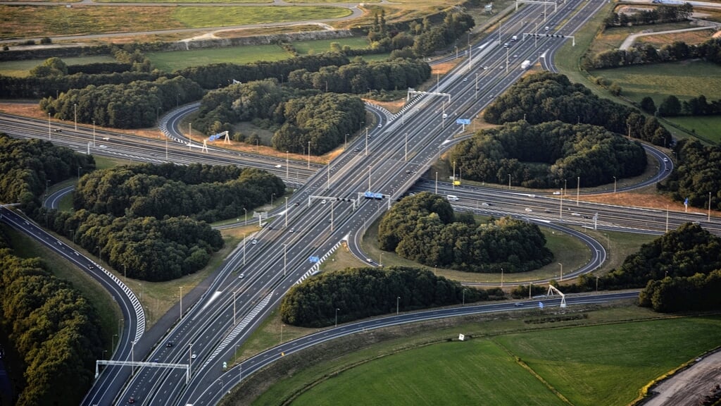 Het verkeersknooppunt Hoevelaken is volgens de Dorpsraad Achterveld-Stoutenburg de bron van sluipverkeer in Leusden. 