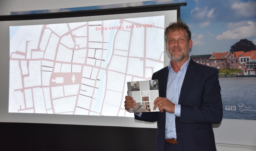 Wethouder Ro van Doesburg ontvangt het eerste exemplaar van het Stegenplan.