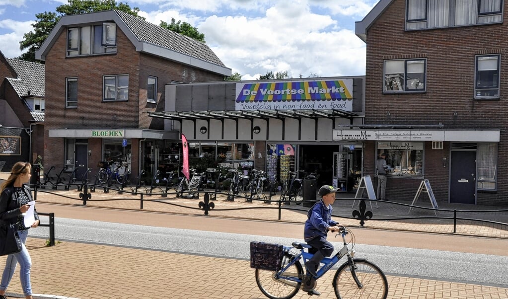 Archieffoto van het oude pand van de Albert Heijn aan de Hoofdstraat in Voorthuizen.