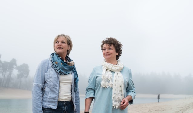Moniek van Mens en Marion Kroezen van Alfine Uitvaarten. De onderneming bestaat inmiddels tien jaar.