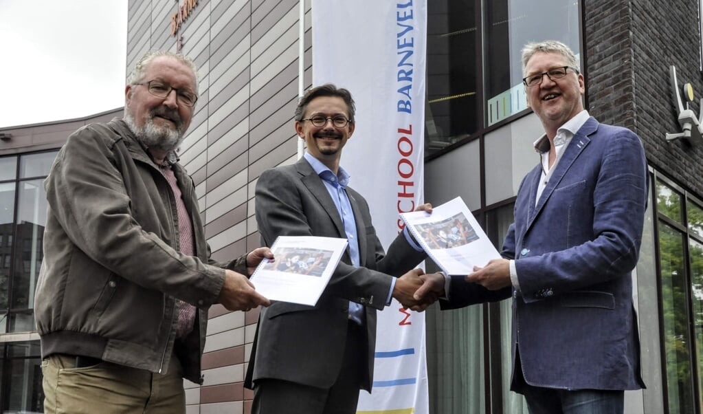 Gert Bomhof (links) en Ferdi Schukking (rechts) overhandigen het rapport aan wethouder André van de Burgwal.