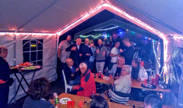 Veel gezelligheid op de Notengaard tijdens de straat-BBQ van afgelopen zaterdag.