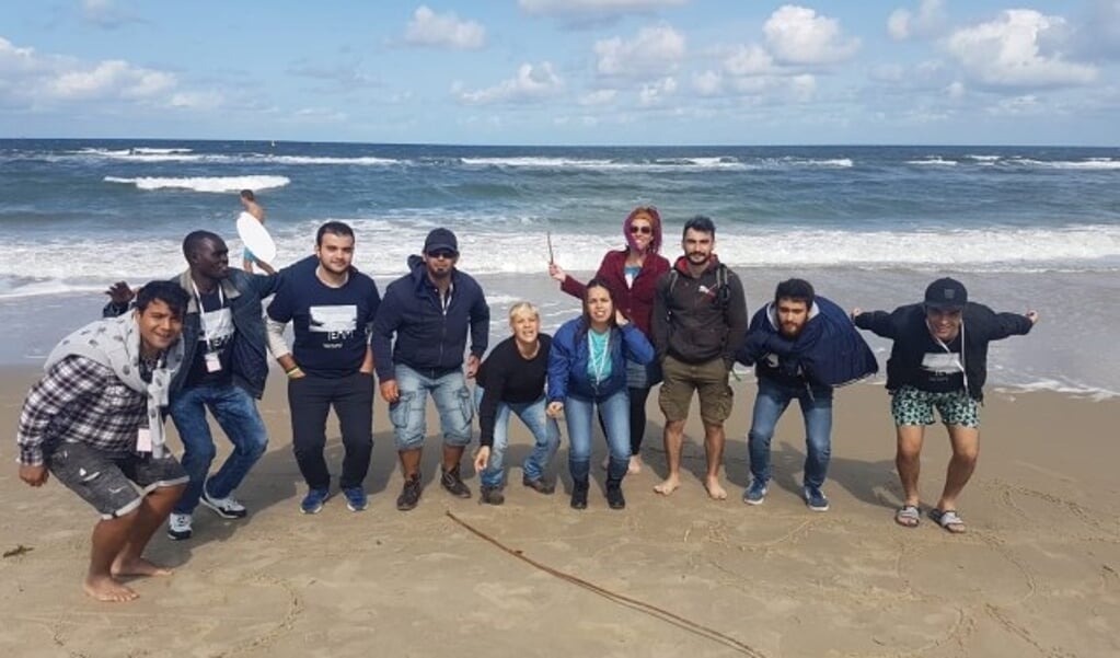 Nieuwkomers op het Vlielandse strand. Op het festival werkten de nieuwkomers samen met Nederlandse vrijwilligers. 
