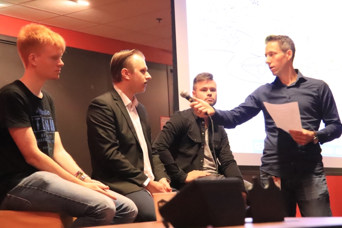 Tweedejaarsstudenten Informatica bij Inholland Haarlem beantwoorden vragen van de mbo-studenten