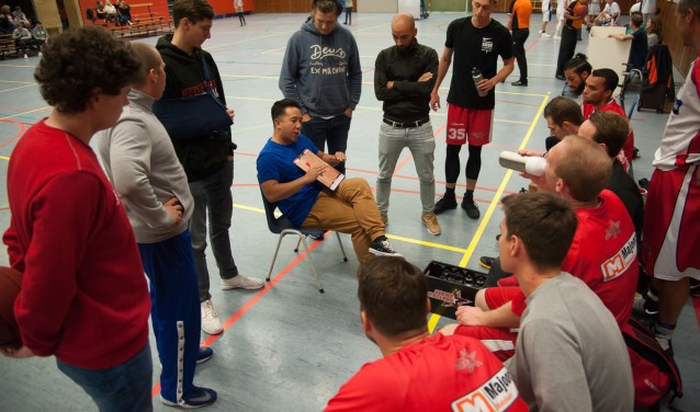 Veel spelers in burger bij het door blessures geplaagde Red Stars. Dat won desondanks van Landstede Zwolle: 71-61.