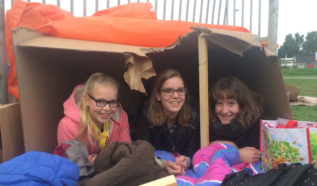 V.l.n.r. deelneemsters Rhodé, Noëlle en Romy in hun krotje de ochtend na Nacht Zonder Dak.