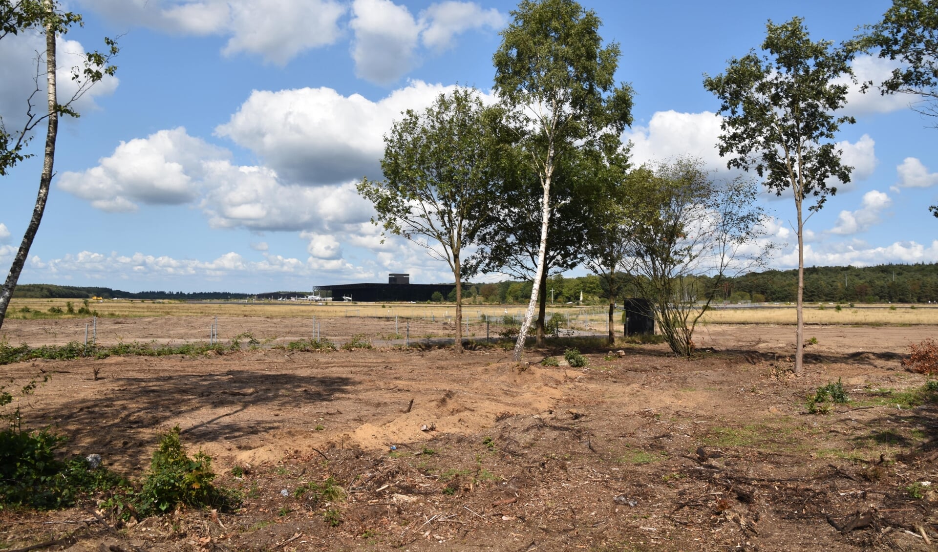 Aan de rand van de vliegbasis, bij de Batenburgweg, komt de Pleisterplaats. Op de achtergrond het Nationaal Militair Museum.
