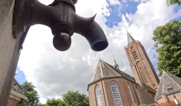 <p>Voor het onderhoud van de Oude Kerk (foto) en de Emmakerk is geld nodig. De PGS doet een beroep op de bevolking.</p>
