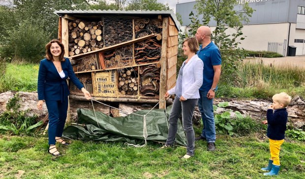 Links de wethouder, rechts Linde Reidsma en Tim Preger en de zoon van Linde.