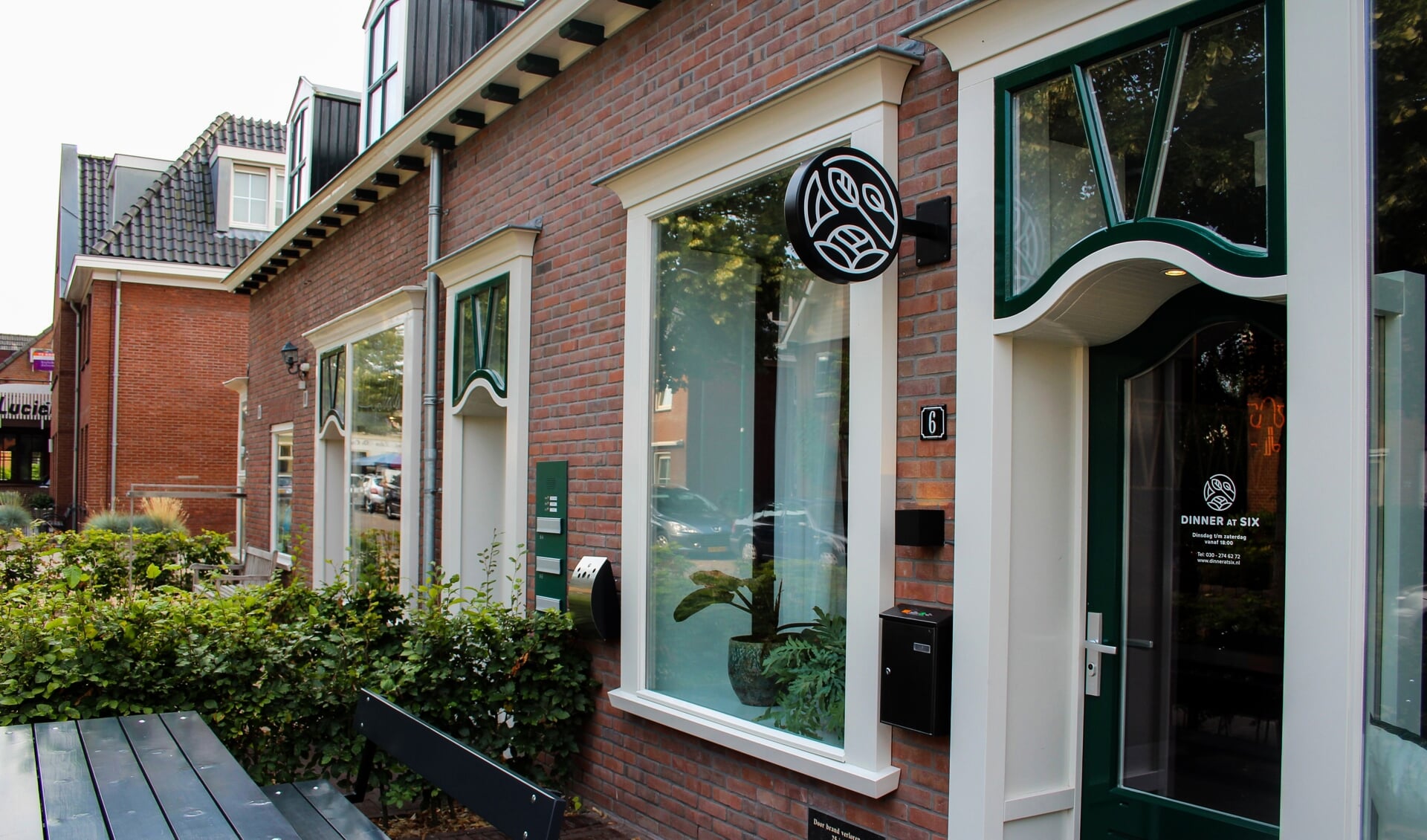 Restaurant Dinner at Six op de voormalige plek van snackbar De Roskam aan de Herenweg 6.