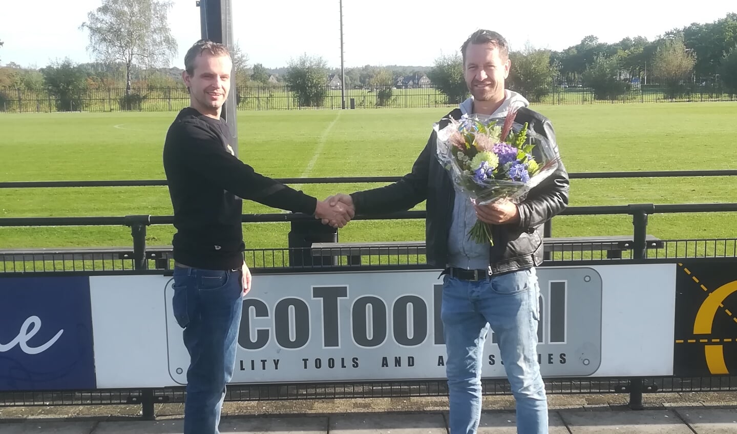 Names SVL overhandigt Sander van Rooijen een bloemetje aan Gerard Coenen van Ecotools BV 