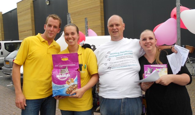 Vrijwilligers staan zaterdag bij Welkoop (Santpoort) klaar voor de Dierendag-actie.