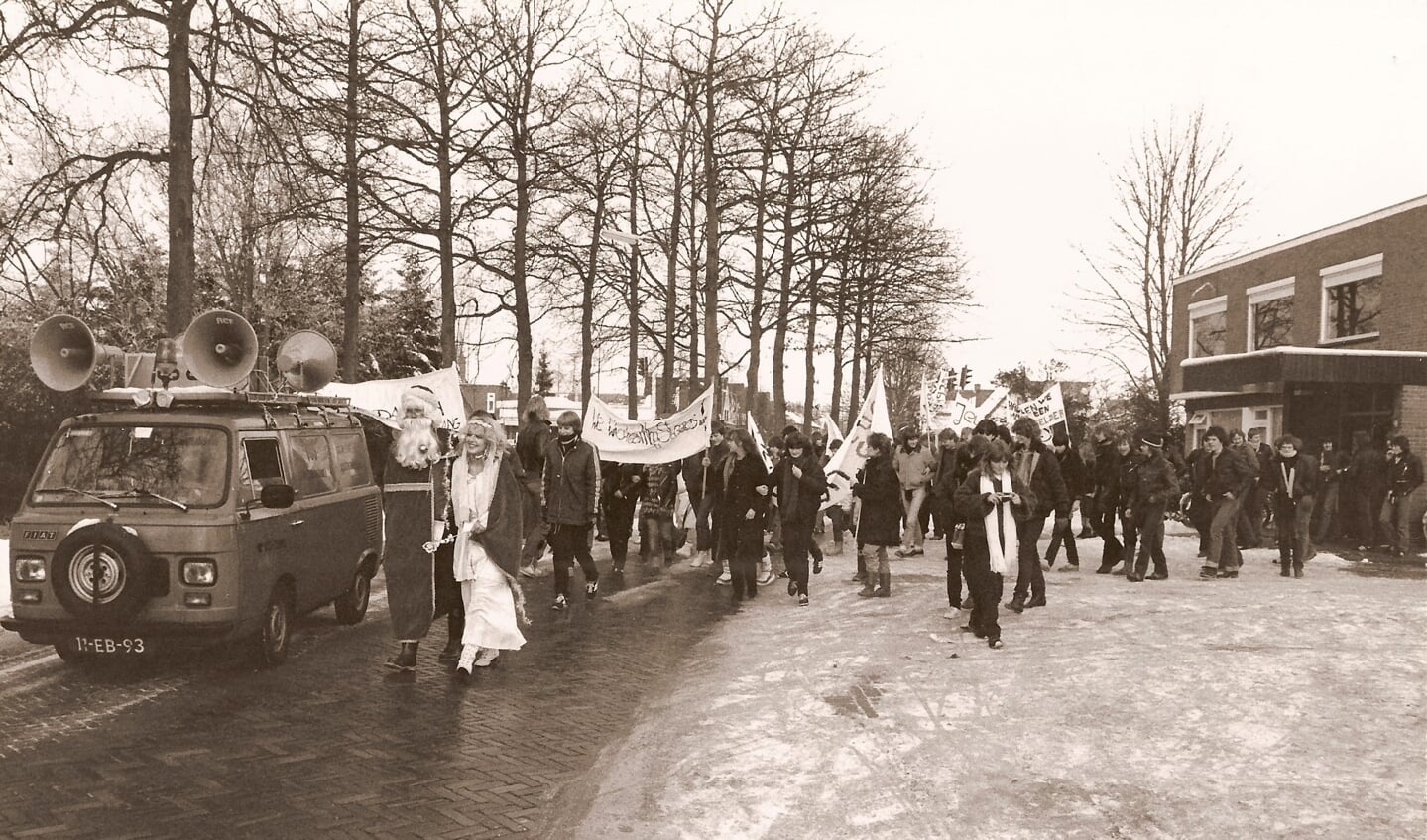 Demonstratie, Jeugdsoos. Vertrek vanaf het Verenigingsgebouw aan de Schans. 19-12-1981.