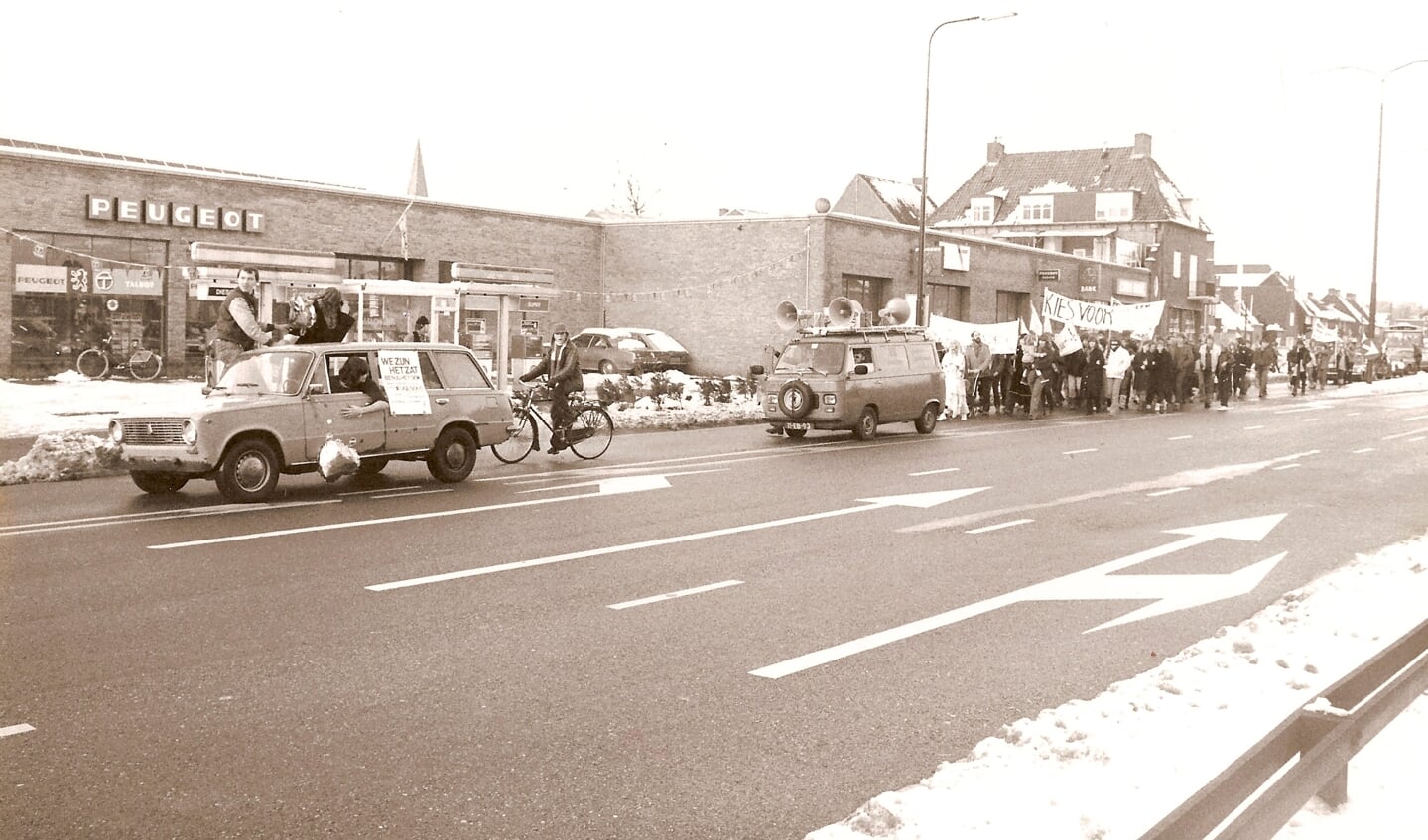 Demonstratie, Jeugdsoos op de Maarsbergseweg ter hoogte van Garage Honders. 19-12-1981.