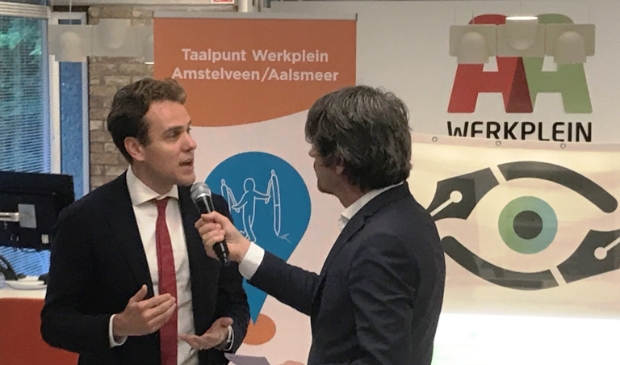 <p>Wethouder Marijn van Ballegooijen wordt op het Werkplein geïnterviewd door Matthijs den Hollander.</p>
