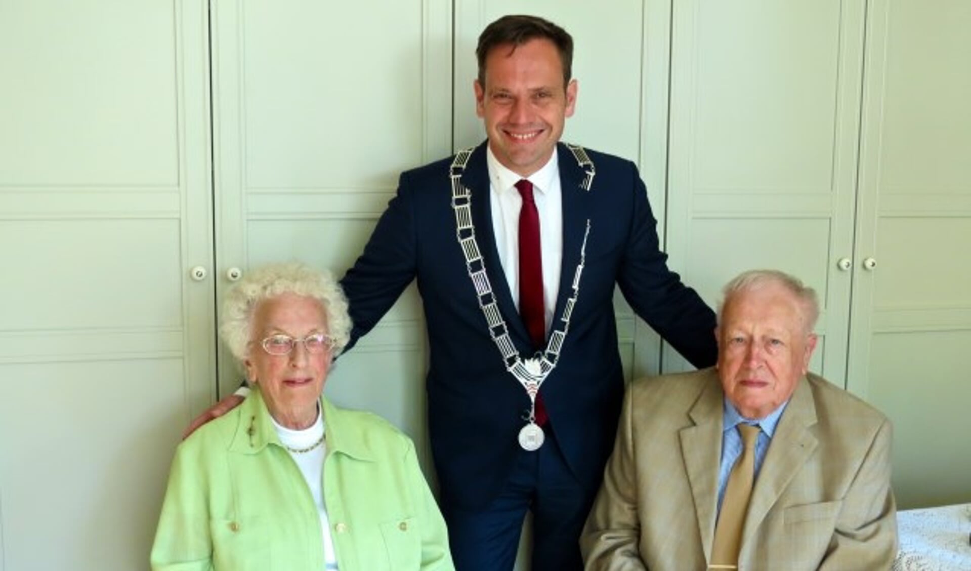 Diamanten bruidspaar Willemijntje en Gerard Nokkert- Van Keulen werden persoonlijk gefeliciteerd door burgemeester Sjoerd Potters