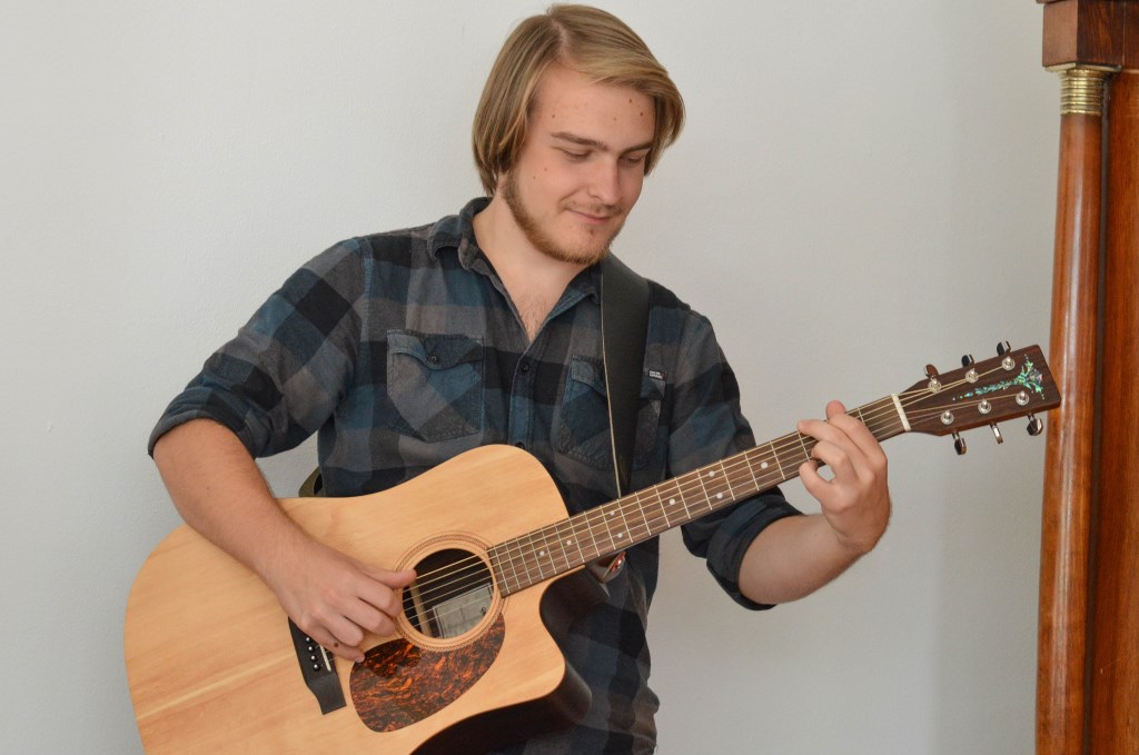 Johnny Fleet met zijn onafscheidelijke gitaar. ,,Ik vind mijn muziek best speciaal."