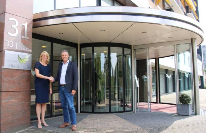 De Lange Wei en Hof van Sliedrecht voeren al een aantal ondersteunende diensten samen uit. Daar komt een zeer belangrijke component bij. Links Agnes Klaren en rechts Geert Tieman, de bestuurders van beide organisaties.