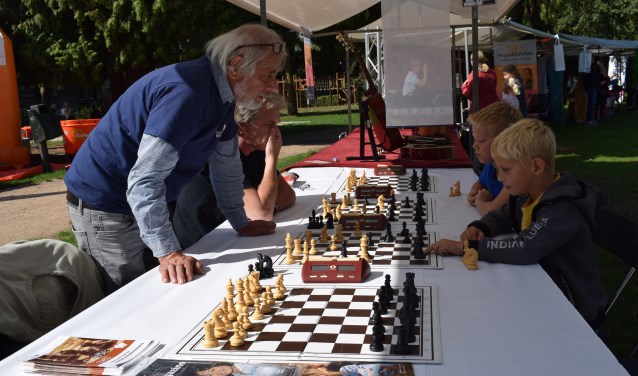 De Baarnse Schaakvereniging was zaterdag present in de Pekingtuin.