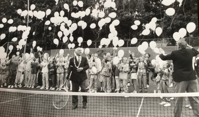 Ballonnen oplaten tijdens het 25-jarig bestaan van Tennisvereniging Nieuw-Vennep met in het midden burgemeester Aad van Dulst.