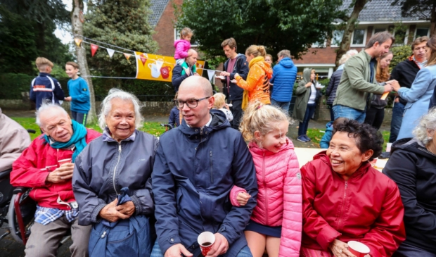 Knus bij elkaar zitten is er dit jaar even niet bij.