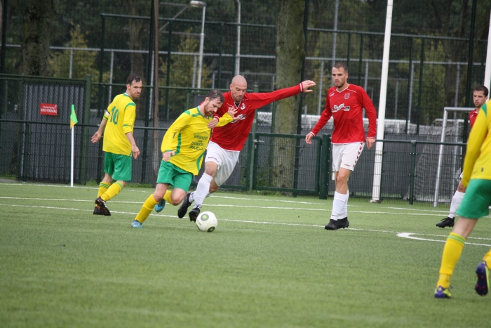 AURORA speler Chris van der Lingen in duel om de bal met Utrechtse spits.