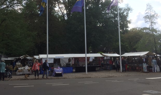 De markt op de hoek van de Dorpsstraat en Slotlaan.