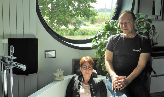 Diana en Antal staan elke zaterdag klaar om klanten te ontvangen in hun showroom.