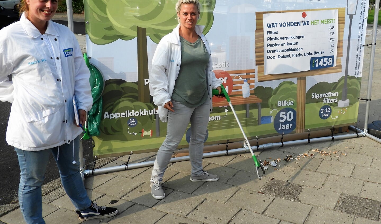 NMCX in dialoog met passanten over zwerfafval bij het NS-station.