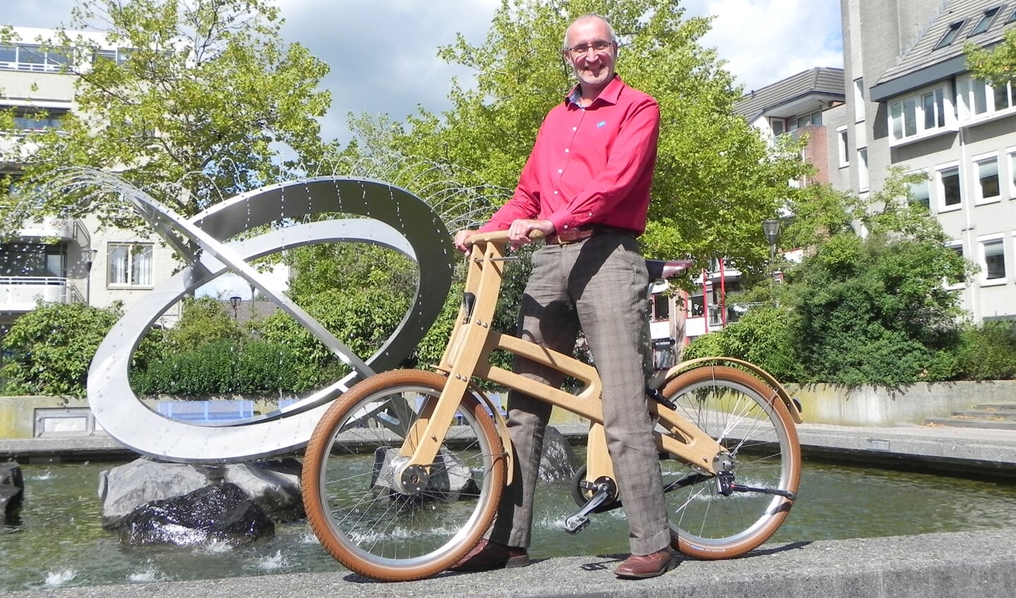 André fietst vaak op de enige echte houten Houtense fiets en komt daarmee op de leukste plekken.