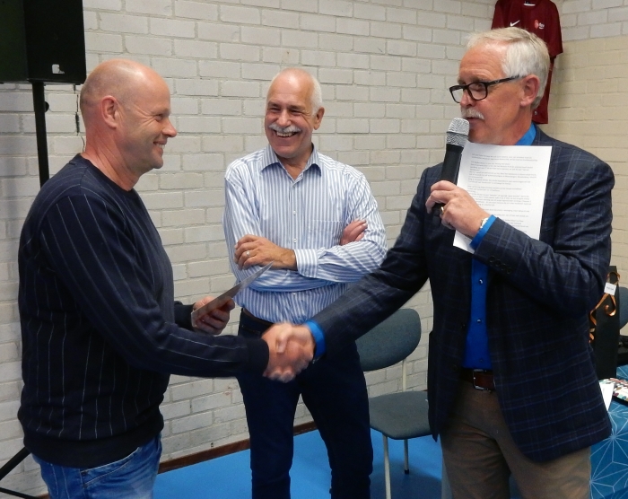 Gerard Rutting en Gert Dijkhorst feliciteren André Appeldoorn.
