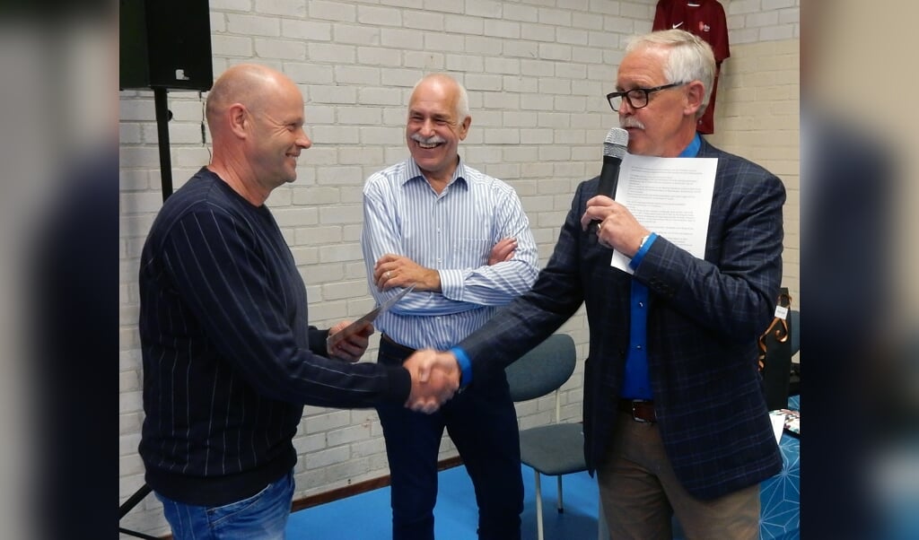 Gerard Rutting en Gert Dijkhorst feliciteren André Appeldoorn.