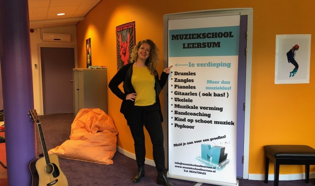 Jeanine Roos laat een stukje zien van haar Muziekschool Leersum, die vanaf de seizoensstart te vinden is op de eerste verdieping van SCC De Binder.