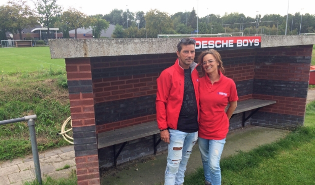 <p>Jan en Ellen Beumer verlaten Edesche Boys maar vergeten de club nooit.</p>