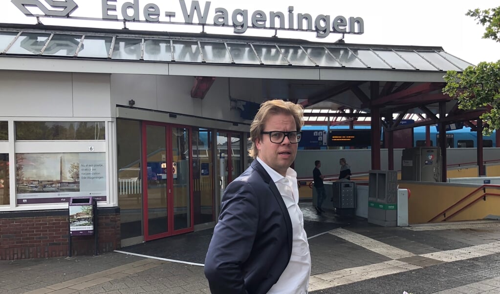 Wethouder Peter de Pater bij het huidige station Ede-Wageningen.