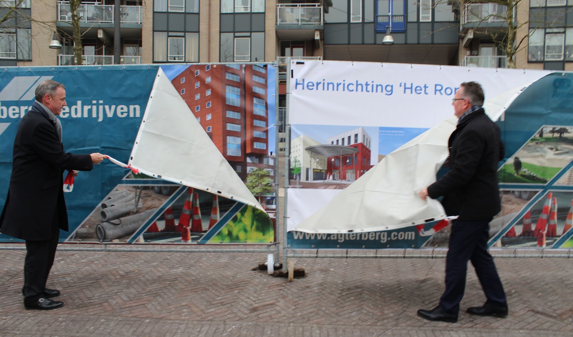 In februarie gaven Erwin Wessels en Herman Geerdes  het startsein voor de herinrichting van het plein van Het Rond. Nu wordt de opening gevierd.
