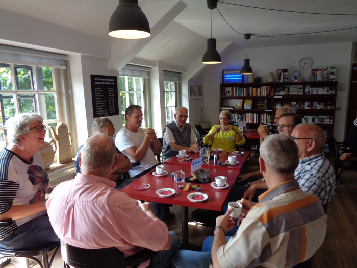 Groep vrijwilligers aan de koffie.