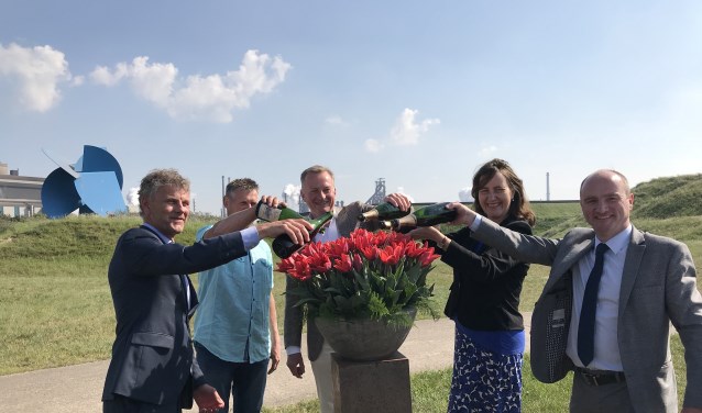 Burgemeester Smit, Jos Beentjes, burgemeesters Dales en Baltus en Mark Denys, in Rolandsduin met Tata en Zee van Staal als decor.