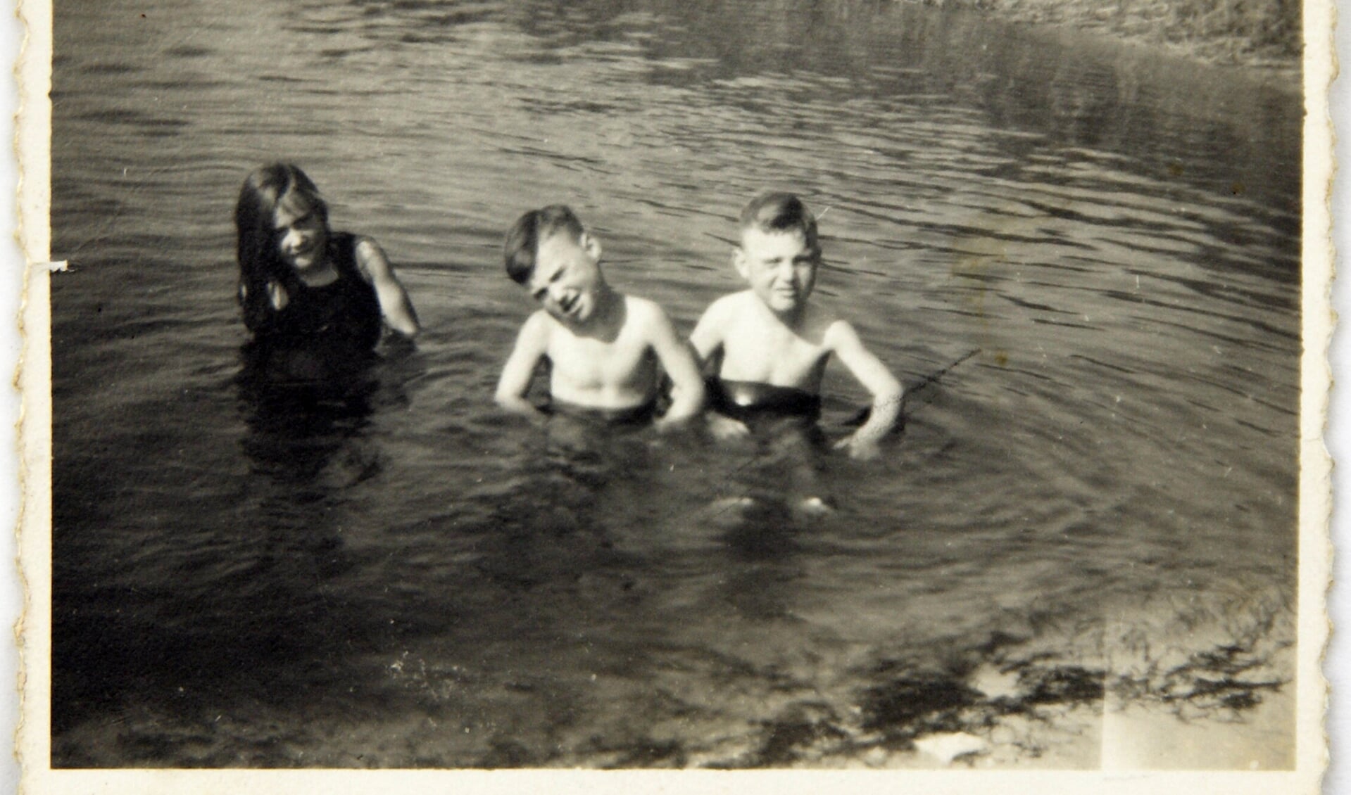 Foto uit het familiealbum van Jan Hazendonk, die al zijn hele leven in Bunnik woont. Zwemmen bij Fort Rijnauwen in 1948 met rechts Jan (8), links zijn zus Tiny (9) en in het midden zijn broer Ad (6).