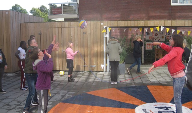 De leerlingen van school Bleyburgh mochten na de opening op het nieuwe schoolplein spelen