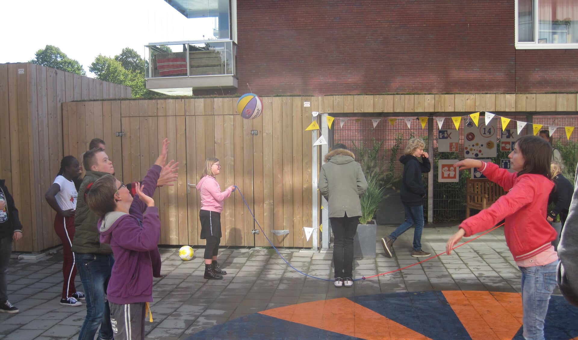 De leerlingen van school Bleyburgh mochten na de opening op het nieuwe schoolplein spelen