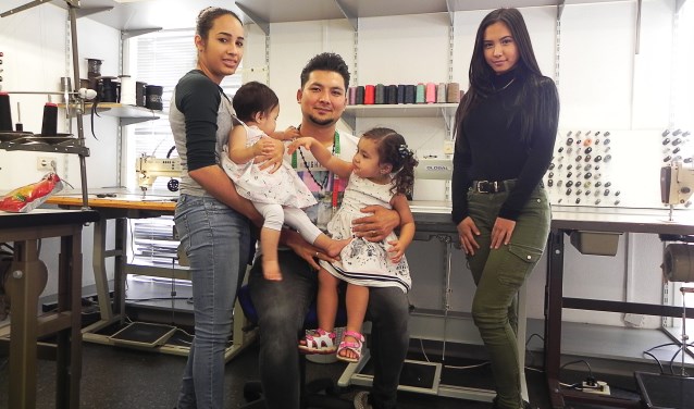 Mustafa met vrouw Eunice en dochters Angela en Jasmin. Zus Roya (r) helpt, als zij vrij is, ook in de winkel.