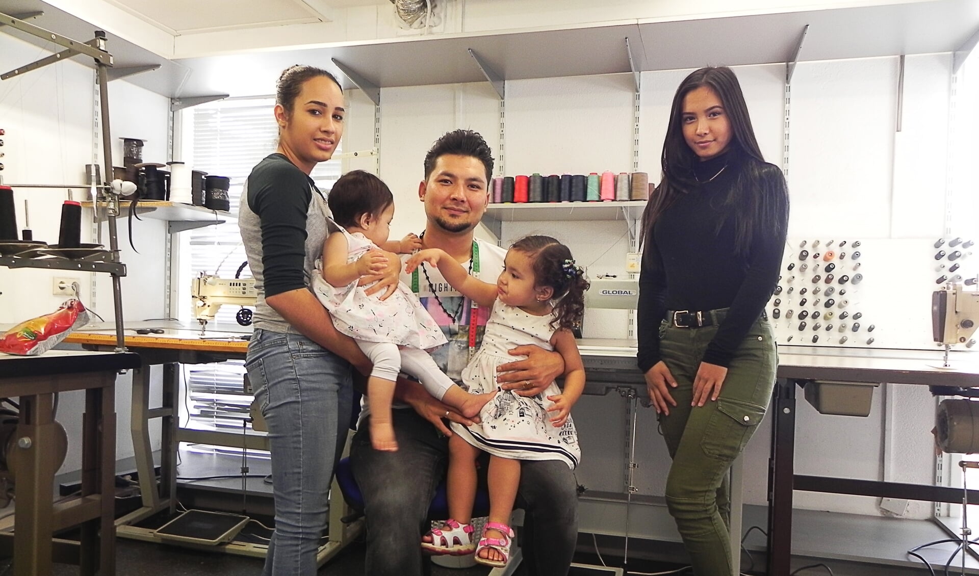 Mustafa met vrouw Eunice en dochters Angela en Jasmin. Zus Roya (r) helpt, als zij vrij is, ook in de winkel.