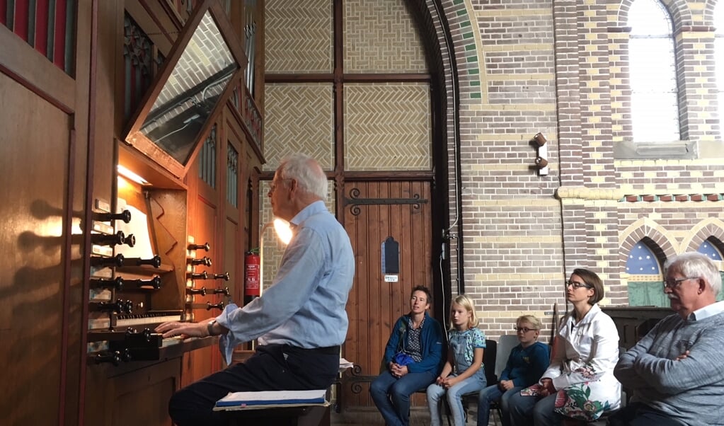 Onder publieke belangstelling bespeelt Johan Vos het monumentale Vollebregt-orgel
