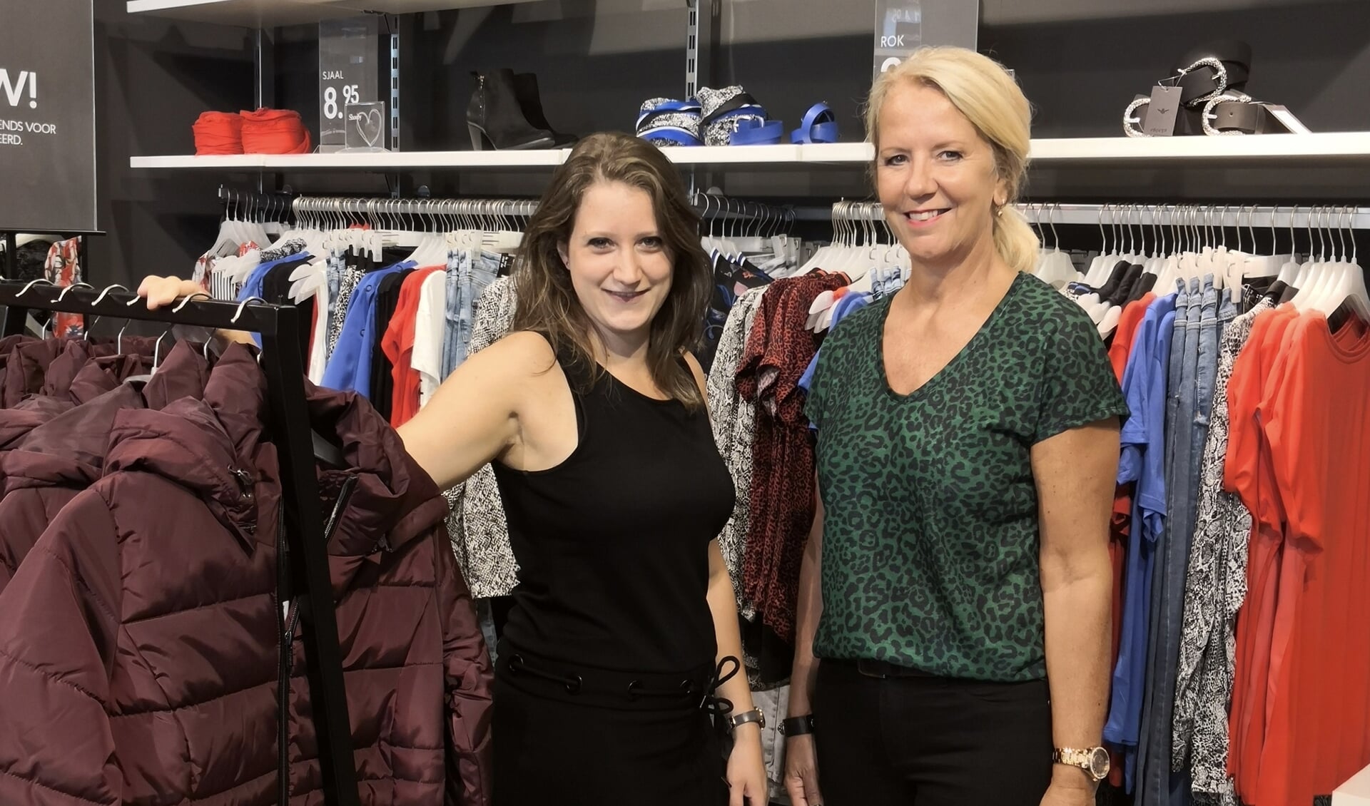 Esther Oudsen (l) en Addy Kamphorst: „Persoonlijk advies vinden we belangrijk en wij willen dat mensen blij onze winkel uitgaan.