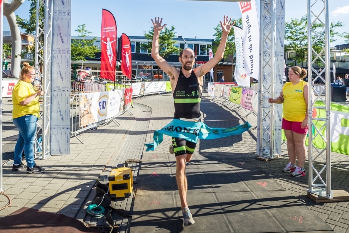 Marco Glastra komt als eerste over de finish bij de 4e wedstrijd in Klazienaveen